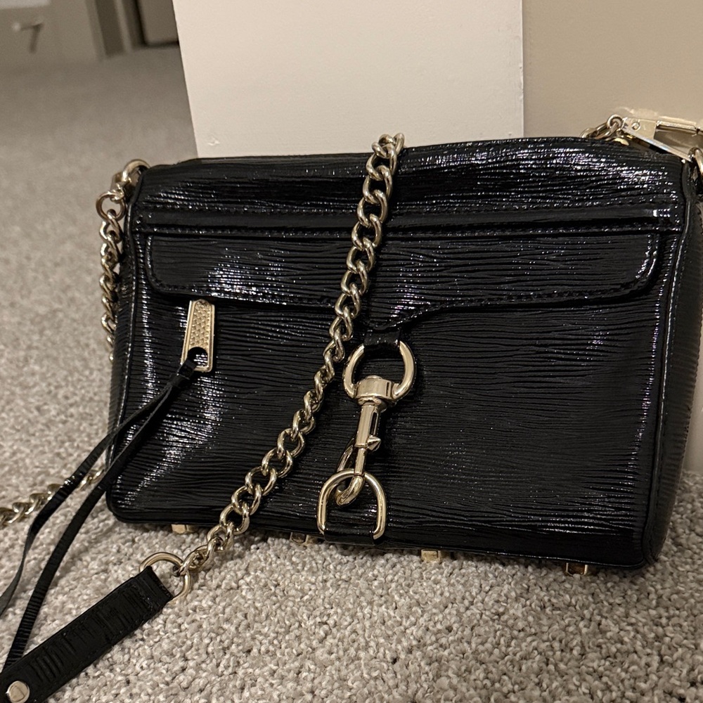 OFFERS ✅✅
Rebecca Minkoff Shiny Black Crossbody Bag with Chain Strap